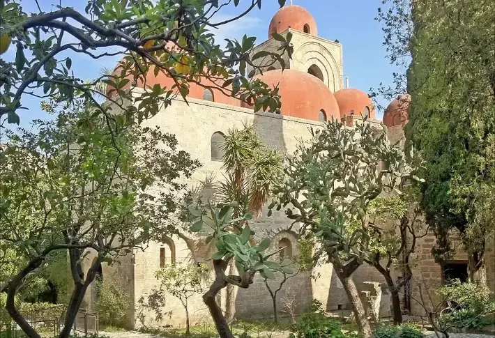 Die Chiesa San Giovanni Degli Eremiti vom Garten aus fotografiert